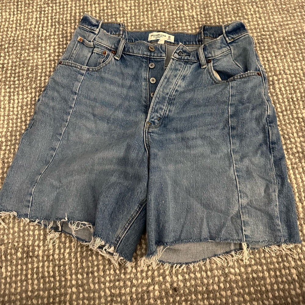 NWOT Abercrombie & Fitch Women’s denim high waisted shorts SZ 30